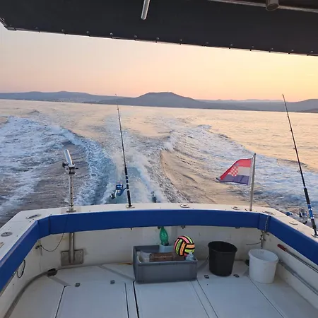 Botel Fishing Chatrer -big Game-izleti Brodom *