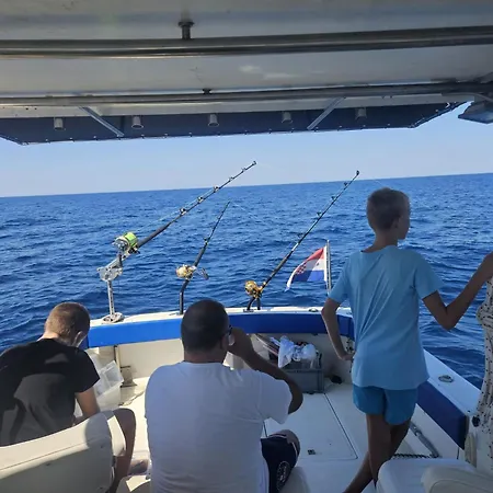 Botel Fishing Chatrer -big Game-izleti Brodom
