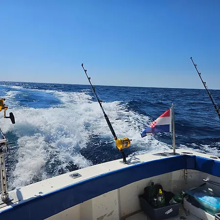 Hotel na wodzie Fishing Chatrer -big Game-izleti Brodom *