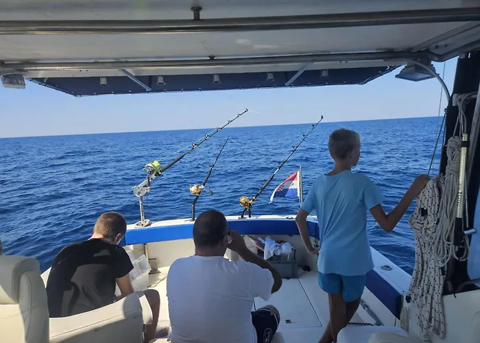 Botel Fishing Chatrer -big Game-izleti Brodom